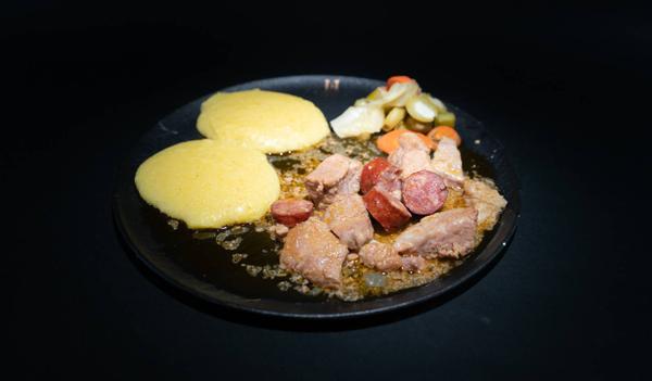 Pomana Porcului cu Mămăligă și Murături Asortate