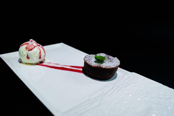 Souffle Ciocolată cu Sos de Fructe și Înghețată