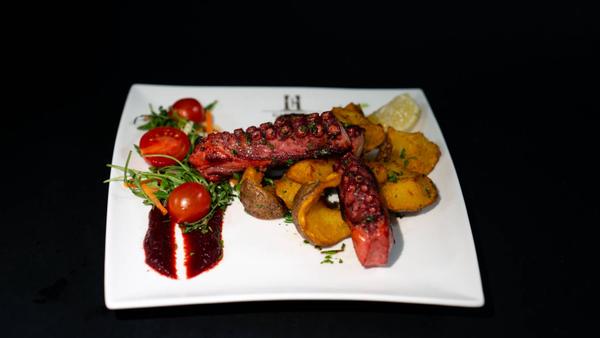 Tentacule de Caracatiță cu Cartofi în Coajă Zdrobiți și Rondele cu Ceapă Verde