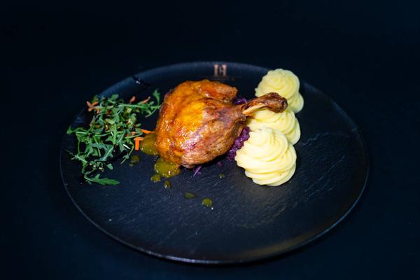 Pulpă de Rață Confiată pe pat de varză roșie călită , piure de cartofi și sos de portocale 