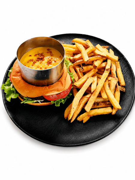 Burger  Black Angus cu Cartofi Pai și Sos Ceddar