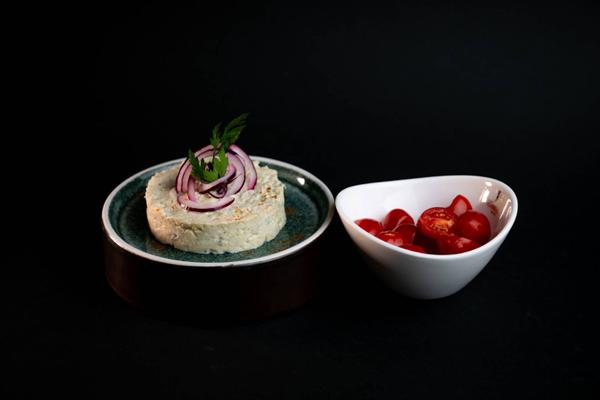 Salată tradițională de vinete cu maioneză,ceapă,roșii cherry și baghetă cu usturoi , unt și pătrunjel 