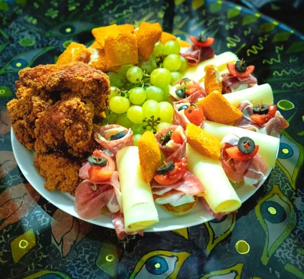 🧺 PLATOU ASORTAT CU BUNĂTĂȚI  pentru 6 persoane, cu voie bună și timp de povești