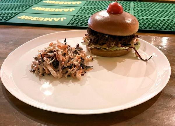 🍔 Pulled Beef Burger cu salată coleslav și sos de muștar