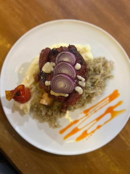 Ciolan de porc cu piure și varză murată cālită cu pâine 