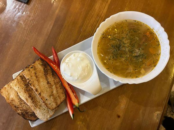 3️⃣ Ciorbă de perișoare ardelenească, cu perișoare, cârnați afumați, moare, varză murată, 