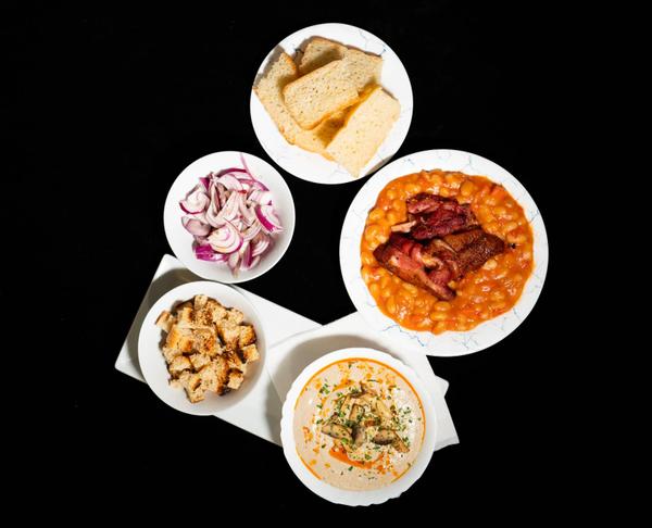 Miercuri Supă cremă de ciuperci & Tocăniță de ciolan cu iahnie de fasole & Salată de ceapă roșie