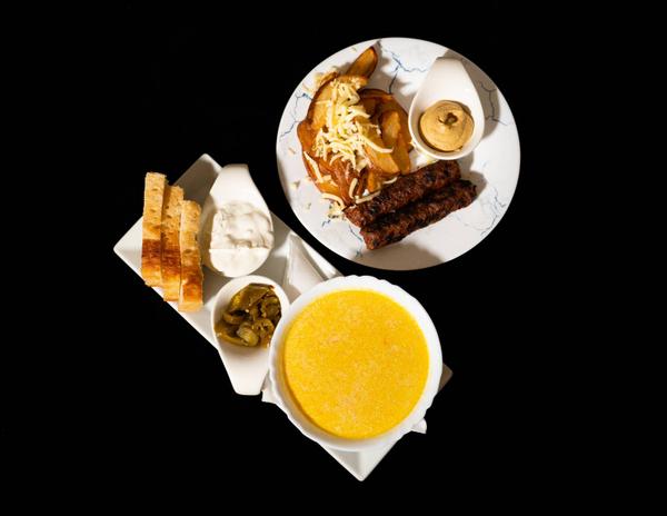 Ciorbă de burtă  ardei iute, smântână, pâine & Mici & muștar cu cartofi prăjiți 