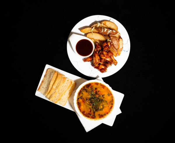 Ciorbă de fasole verde pâine & Aripioare Buffalo cu cartofi wedges & sos Bbq