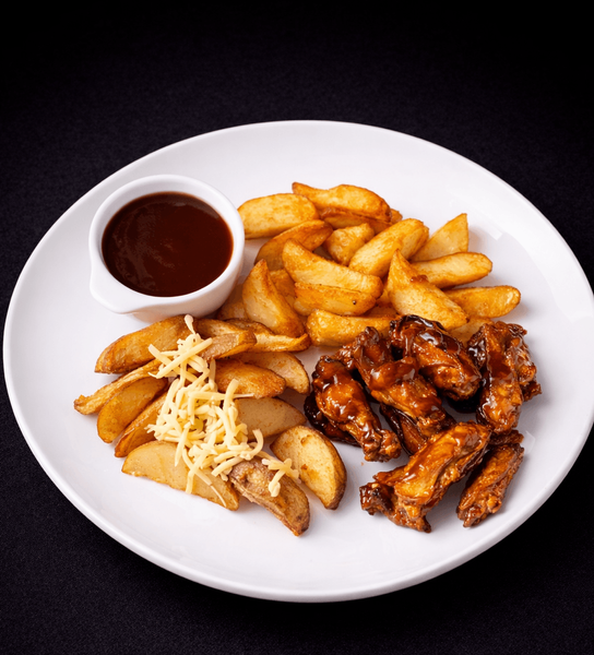 Aripioare Buffalo (200 g), sos BBQ (80 g), cartofi wedges (200 g) 