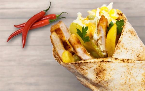 Lipie Libaneză cu Pui Picant și Salată de Crudități