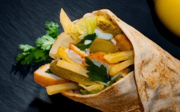 Lipie Libaneză cu Orange Chicken și Salată Crocantă