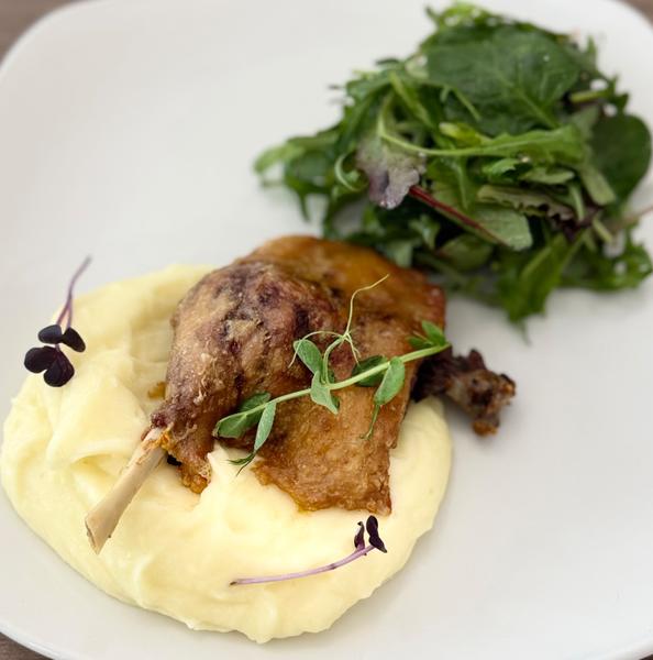 Pulpa de Rata cu Piure de Cartofi si Salata