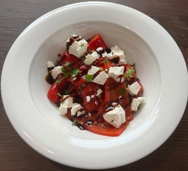 Salata de Ardei Copti cu Branza 
