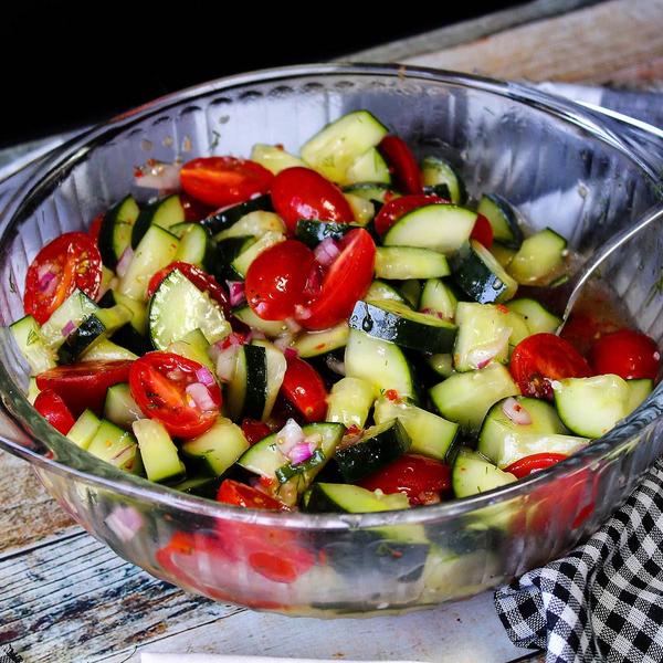 Salata de Rosii cu Castraveti