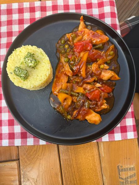 Tigaie Picanta de Pui cu Legume si Orez cu Unt