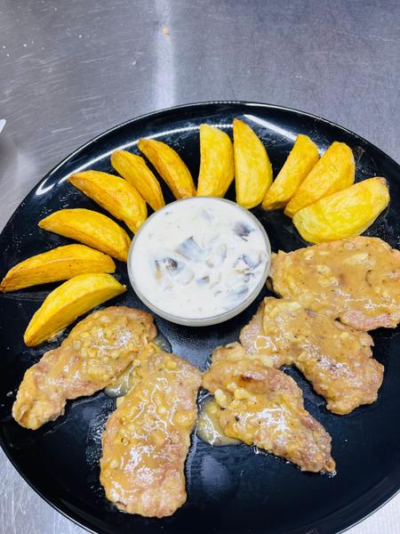 Scalopina cu Sos de Ciuperci si Cartofi Prăjiți