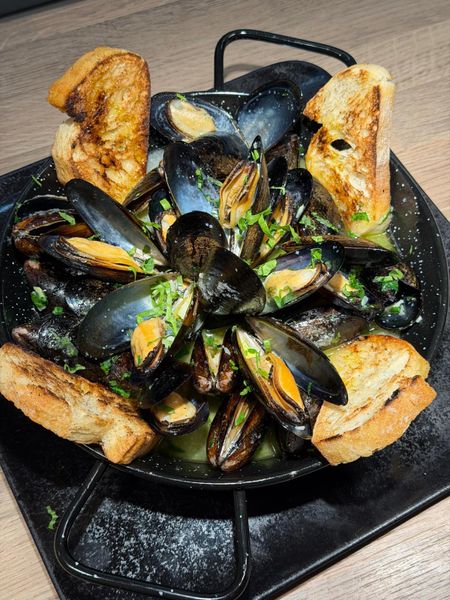 Scoici în Sos de Vin Alb