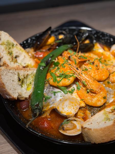 Tigaie de Peste și Fructe de Mare