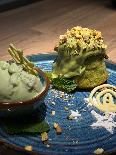 Lava Cake cu Fistic si Înghețată