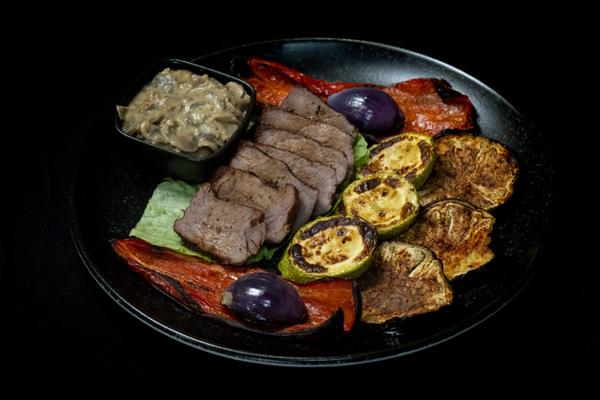 Vrăbioară de Vită Maturată cu Legume Coapte și Sos de Ciuperci 