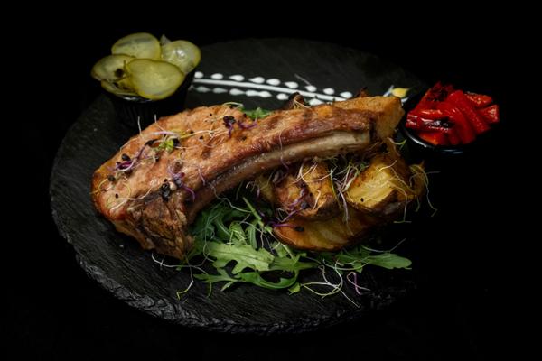 Tomahawk de Porc cu Cartofi la Jar și Salată de Ardei Copti