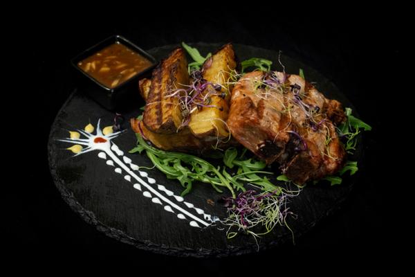 T-Bone de Porc cu Cartofi la Jar și Sos de Hrini