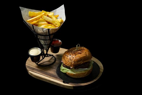 Burger bbq cu Cartofi Alandala