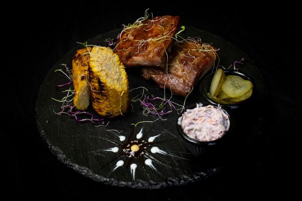 Coaste de Porc cu Porumb Copt, Coleslaw și Castraveți Murați 