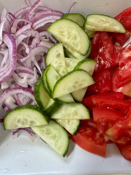 Salată Roșii , Castraveți, Ceapă 