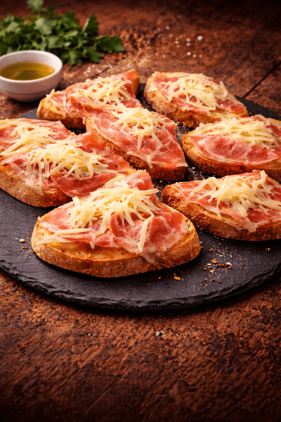 Bruschete cu Jamon și Cașcaval 