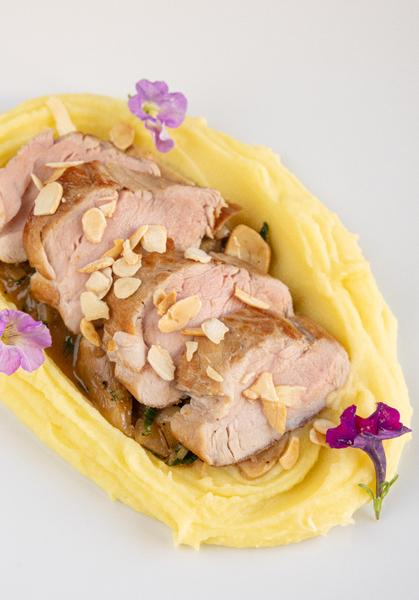 Muschiulet Fraged de Porc cu Piure de Cartofi, Sos de Hribi si Fulgi de Migdale