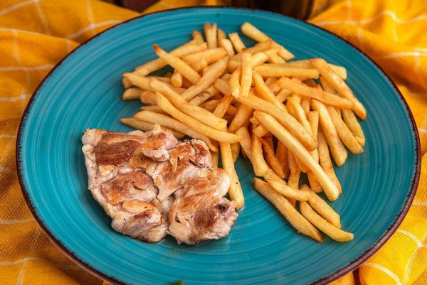 Pulpa de Pui Dezosat cu Cartofi Prajiti