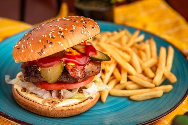 Hamburger de Pui cu Cartofi Prajiti