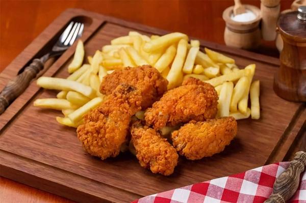 Aripioare Pui cu Cartofi Prajiti