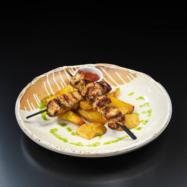 Frigărui de pui ușor picante și cartofi wedges 