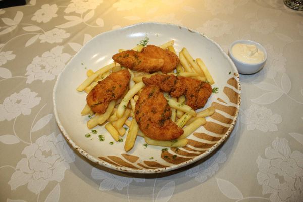 Crispy de Pui cu Cartofi Prajiti si Sos de Maioneza cu Usturoi