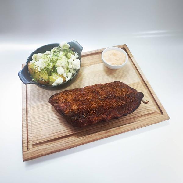 Coaste de porc cu cartof zdrobit și sos de iaurt cu sriracha