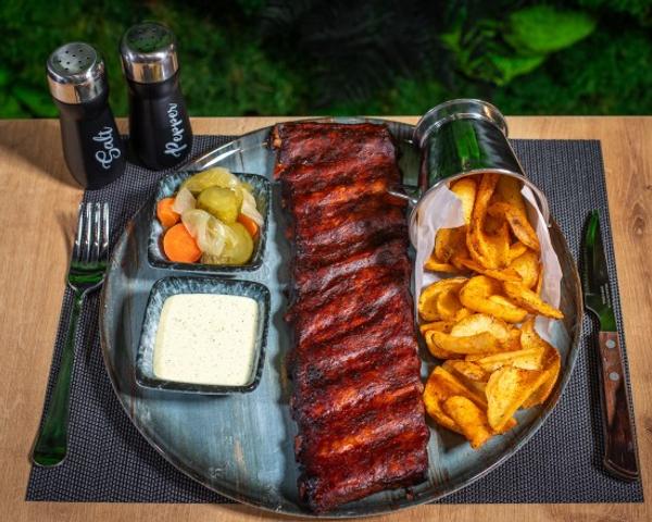 Coaste de Porc Bbq cu Cartofi Maloka, Sos de Usturoi si Muraturi 400/180/40/100g
