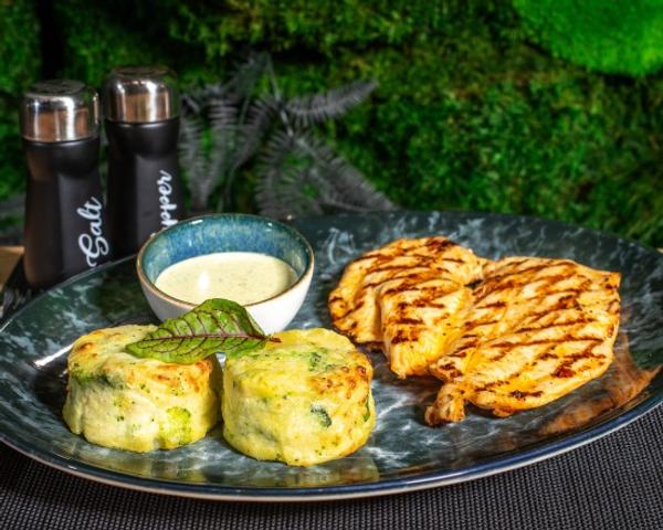 Piept de Pui la Gratar cu Cartofi Gratinati si Sos de Usturoi 180/180/40g