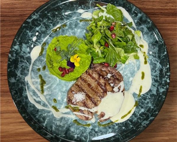 Ribeye cu Piure de Mazare si Sos de Branza 180/180/40g