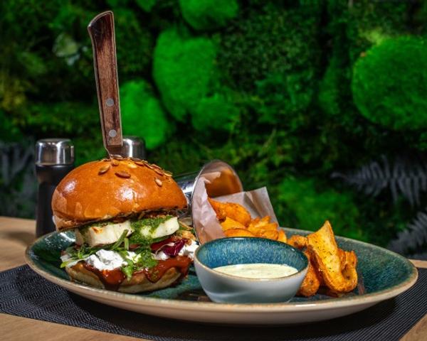 Burger Halloumi, Cartofi Maloka si Sos de Usturoi 330/180/40g