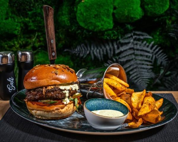 Burger de Vita Black Angus cu Trufe, Cartofi Maloka si Sos de Usturoi 380/180/40g