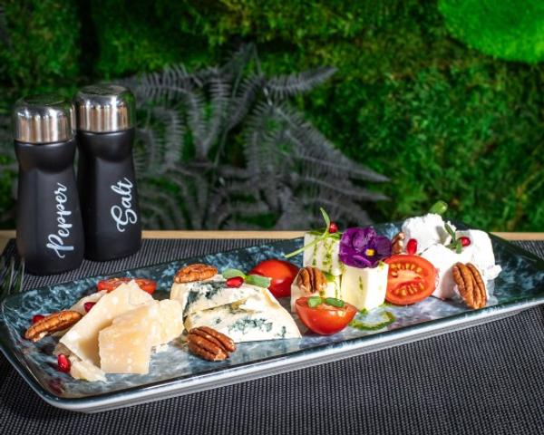 Platou Branzeturi (Tronchetta de Capra, blue Chesse, parmezan Grana Padano, telemea de Vaca) 200g