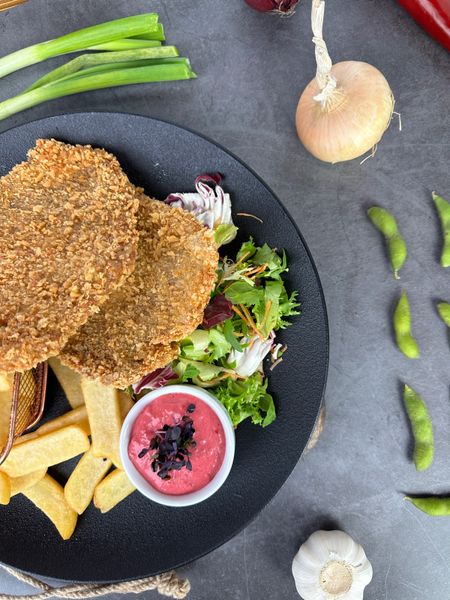Șnițel de Porc cu cartofi prajiti si salata coleslaw