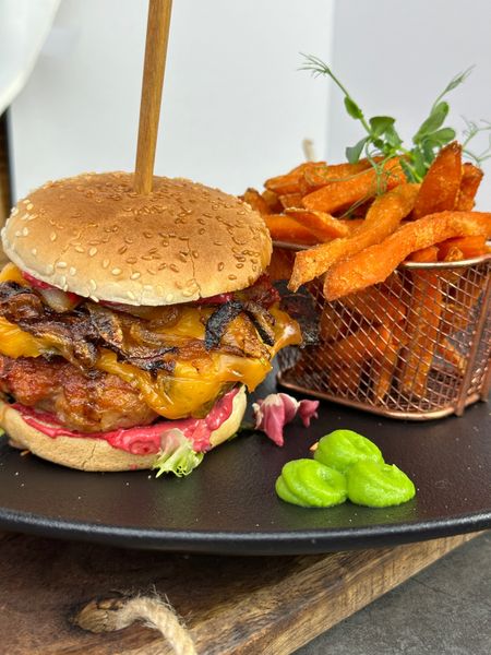 Burger cu Carne de Salsicia și Cartofi Dulci 