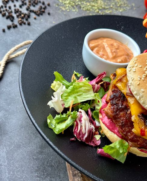 Burger cu Carne de Salsicia și Cartofi Prăjiți