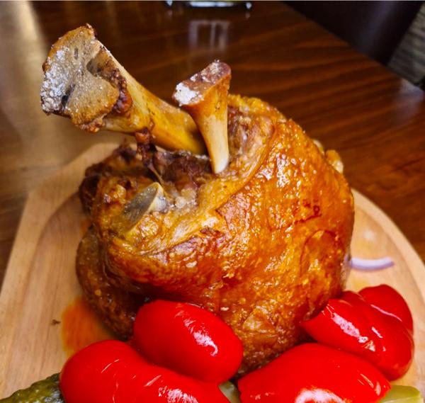 Ciolan de Porc Crocant cu Iahnie de Fasole si Salata de Muraturi (1-2 persoane)