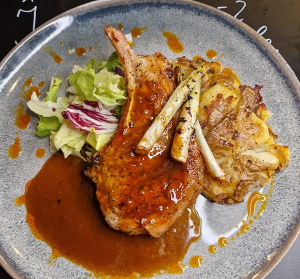Tomahawk de Porc la Grill cu Cartofi Zdrobiti si Sos Demiglace