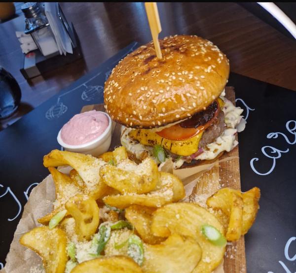Burger de Vita Black Angus cu Cartofi Sindewinders si Inele de Ceapa Crocanta